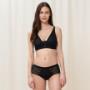 Reggiseno senza ferretto con il look e la vestibilità di un reggiseno con ferretto
Fodera sostenitiva per la centralizzazione con coppe jacquard
Apice alto e pizzo al centro.
Ali con pizzo liscio.
Fascia sottoseno ampia, moderna e femminile.
Invisibile sotto i vestiti.