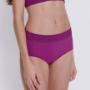Realizzato con filato riciclato certificato GRS.
Vita elasticizzata a costine.
Abbinabile alla bralette coordinata.
