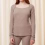 Top a costine morbide e dalla vestibilità slim
Scollo quadrato per un look moderno
Effetto morbido e leggero sulla pelle
Realizzato in Tencel Lyocell di prima qualità e poliestere riciclato per un'eleganza sostenibile