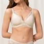 Reggiseno imbottito senza ferretto con pizzo decorativo
Taglio ad apice alto
Coppe lisce con dettagli in pizzo
Funzionale e sostenitivo
Inserti laterali e fodera extra per le coppe più piene
Da abbinare allo slip in pizzo coordinato
