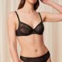 Reggiseno con ferretto.
Pizzo jacquardtronic sostenitivo ed elastico.
Coppe a due sezioni che modellano il seno.