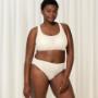 Reggiseno senza ferretto, con imbottitura elasticizzata 4D
Parti laterali foderate in jersey per un effetto push-in naturale
Parte anteriore in morbido jersey, rivestita in pizzo elasticizzato 4D che si adatta al corpo
Comode spalline larghe
Da abbinare allo slip tai o maxi coordinato