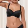Reggiseno imbottito con coppe distanziatrici traspiranti.
LYCRA® e pizzo decorativo.
Bordi eleganti all'interno del busto e spalline lisce.
Spalline regolabili.
Dettagli delicati.
