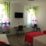 camera tripla fucsia