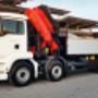 Camion con ribaltabile e gru idraulica