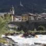 Rafting Valle d'Aosta - vista fiume con gommoni e Villeneuve
