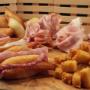 Focaccia ligure farcita con salumi nel centro di Torino: foto di una deliziosa focaccia ligure farcita con salumi, disponibile nel centro di Torino