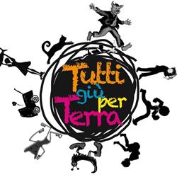 Libreria tutti giù per terra