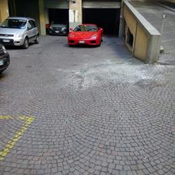 Autorimessa centro porta nuova due torri