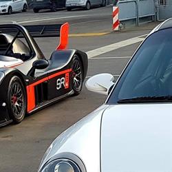 AUTO IN PISTA