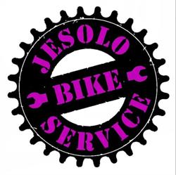 Punto coperto attrezzato per manutenzione biciclette