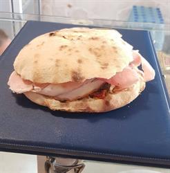 Bontà sotto l'arco