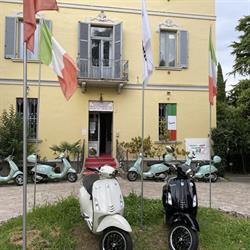 Scooter Vespa Rental Service & Auto Noleggio Desenzano