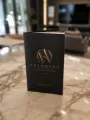 Opuscolo luxury Velorian su tavolo in marmo - Lmao Graphic