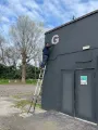 Montando una insegna