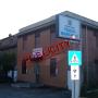 Insegna luminosa a bandiera bifacciale