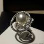 Caricato da visitatore il 12/07/2017 - anello design unico perla bianca australiana e diamanti Comin Gioielli Milano info@eroscomingioielli.com