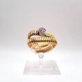 Anello K di Kuore in oro giallo, bianco e diamanti