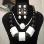 Collana con Palle Nere Boule Bianche. Collana Bianca e Orecchini