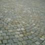cortile in cubetti luserna