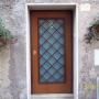 porta blindata con vetro e grata