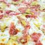Pizza bianca con prosciutto cotto, carciofi e un pizzico di origano. Una delizia.