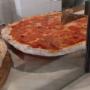 Pizza rossa a taglio e da asporto
