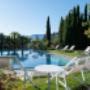 Ansitz Plantitscherhof  Pool mit Sonnenliegen, Sitzecken und Loungen im Garten.
